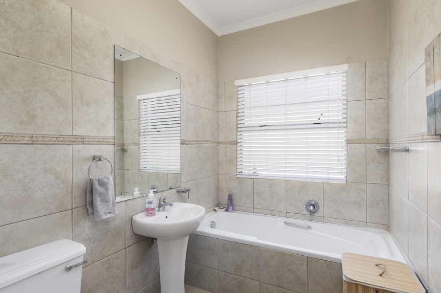 To Let 3 Bedroom Property for Rent in Heritage Park Western Cape
